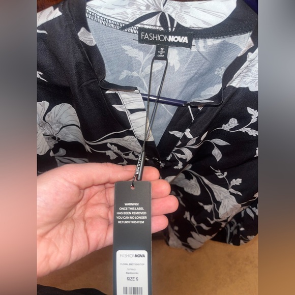 *BRAND NEW/ UNUSED* Women’s FashionnFloral Emotions Button Down Black Top- Small - Picture 10 of 11
